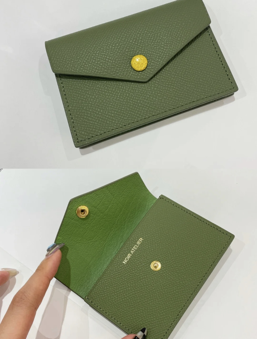 小众高级的极简风小卡包,外层使用牛皮内层使用羊皮,非常耐磨又好看。