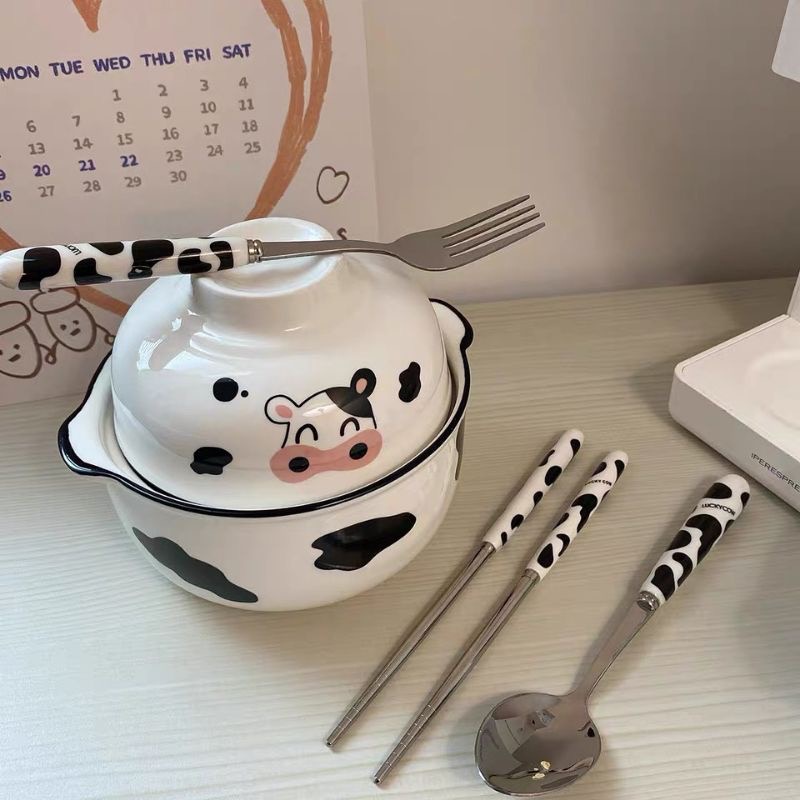 这款奶牛陶瓷碗有着二合一的设计，盖子拿下来后也可以充当做小碗哦！