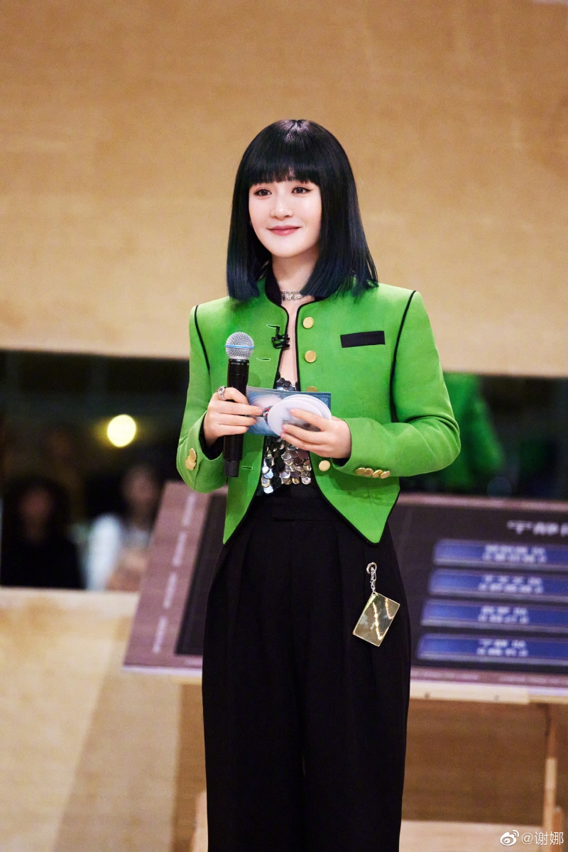 《乘风破浪》一公表演刚结束，弹幕全都在骂「谢娜」主持功力差劲