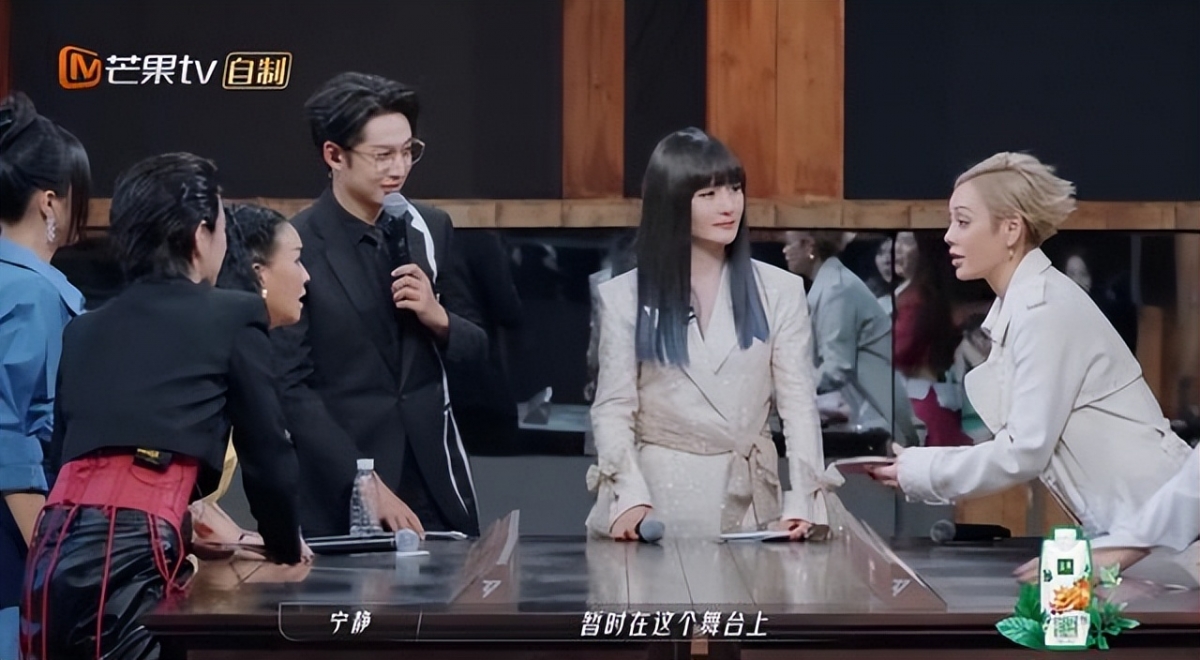 宁静虽然也比较孤傲,但是她很懂得如何与人相处。