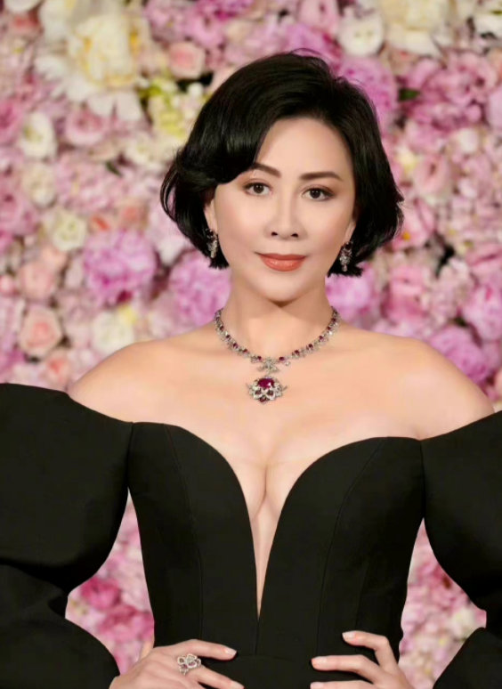 刘嘉玲则回复「OMG?」