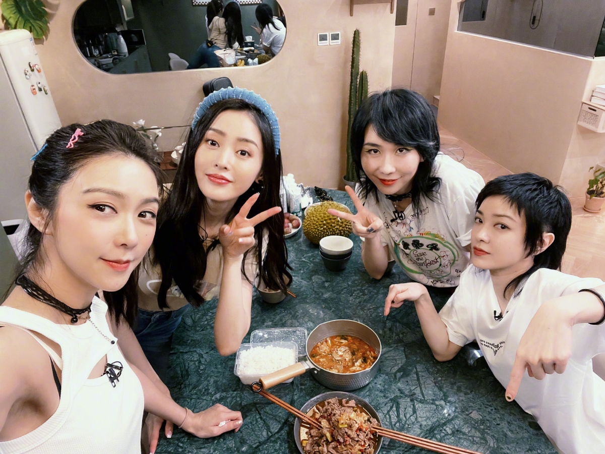 认为张天爱二公直接和感情好的前队友赵梦郭采洁PK，搁谁心里好受啊？