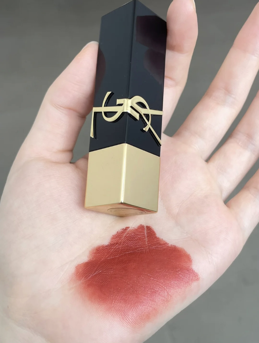 YSL新品是外表颜值超高的黑金方管口红，同时也推出了多个绝美的新色号～