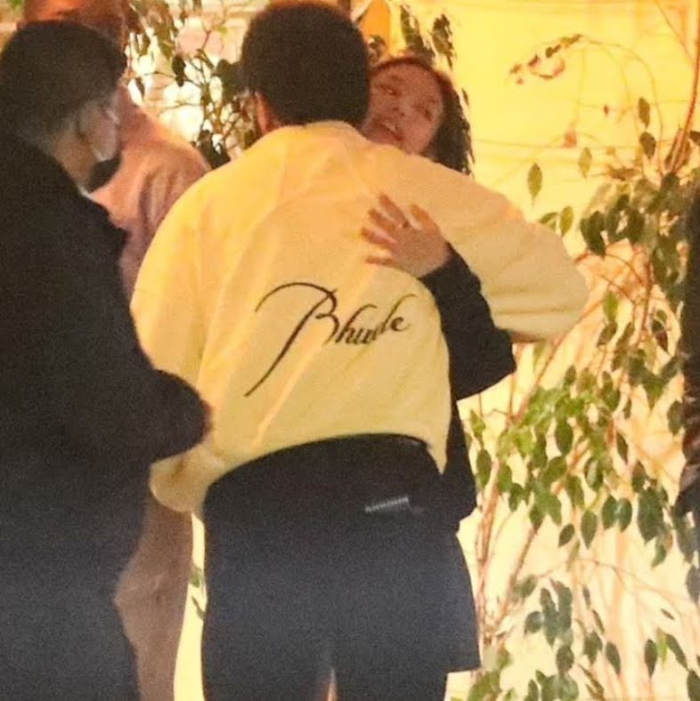 早前就有粉丝在美国洛杉矶撞见Jennie和The Weeknd一起聚餐,看来两人私下也是要好的朋友关系。