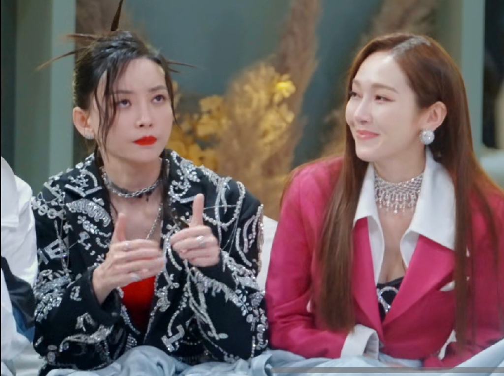 就好比加拿大籍的于文文为什么不帮郑秀妍翻译,认为她和郑秀妍“不合”。
