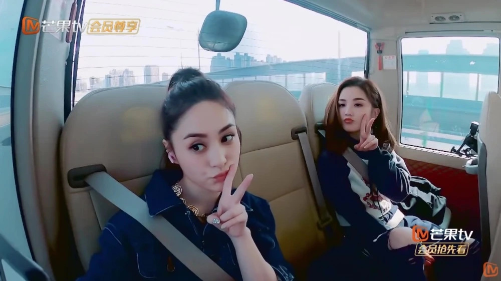 默契十足的两人也立马摆出同款Pose合照～