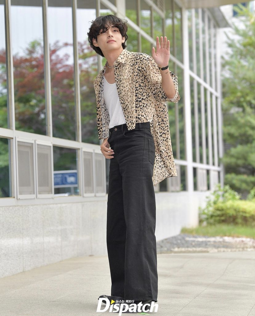 BTS V的机场时尚则是较为随性的摇滚风,身穿了豹纹衬衫搭配白色内搭,还有黑色的阔脚裤