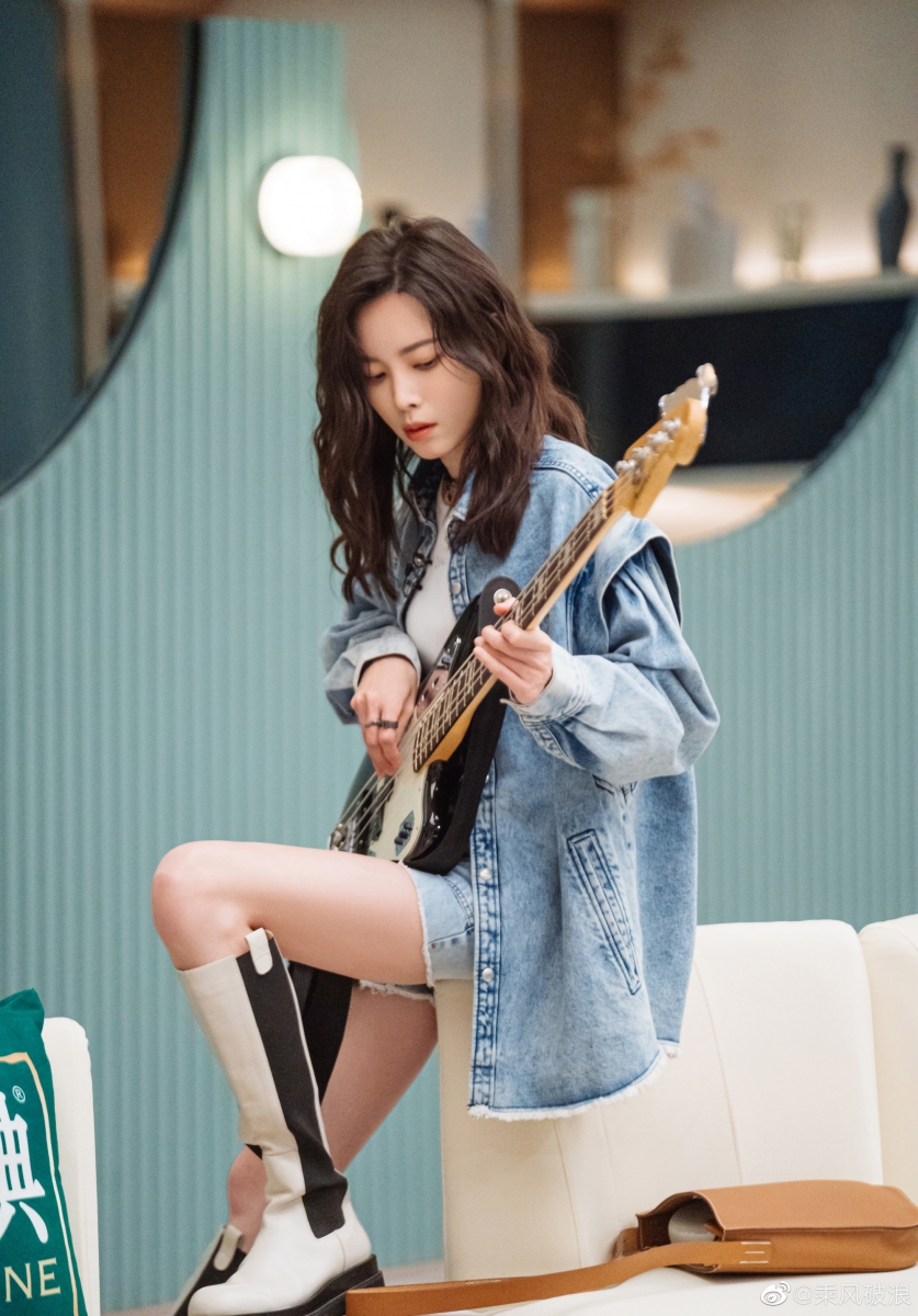 她第一时间关心的是人而不是她的宝贝吉他