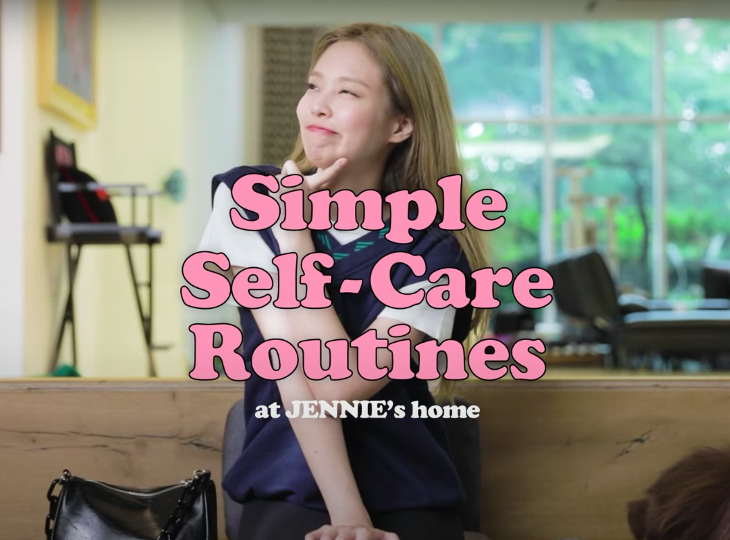 Jennie一直都是时尚界的icon 之一,被称作为人间香奈儿的她在睡前非常努力做保养!