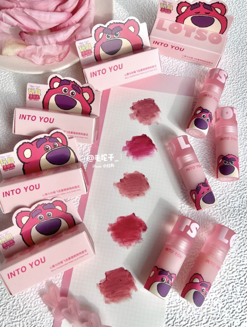 在这次的联名款新品当中,还推出了5个唇泥新色号哦!