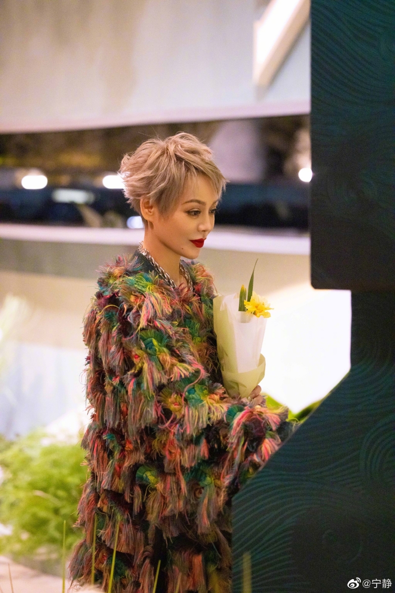 综艺节目《乘风破浪》播出后,不少网友都吐槽不管是一公或是二公的造型可谓略逊一筹!