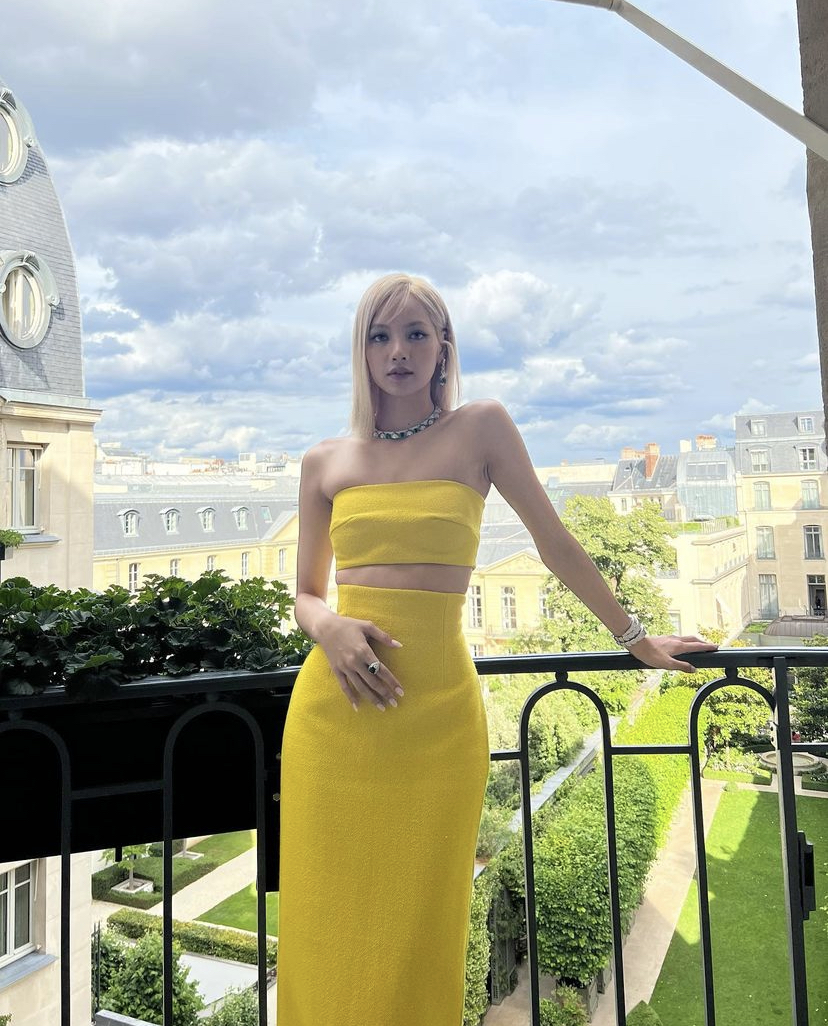 BLACKPINK成员Lisa在早前也和Anne Hathaway 一起出席了Bvlgari珠宝展！