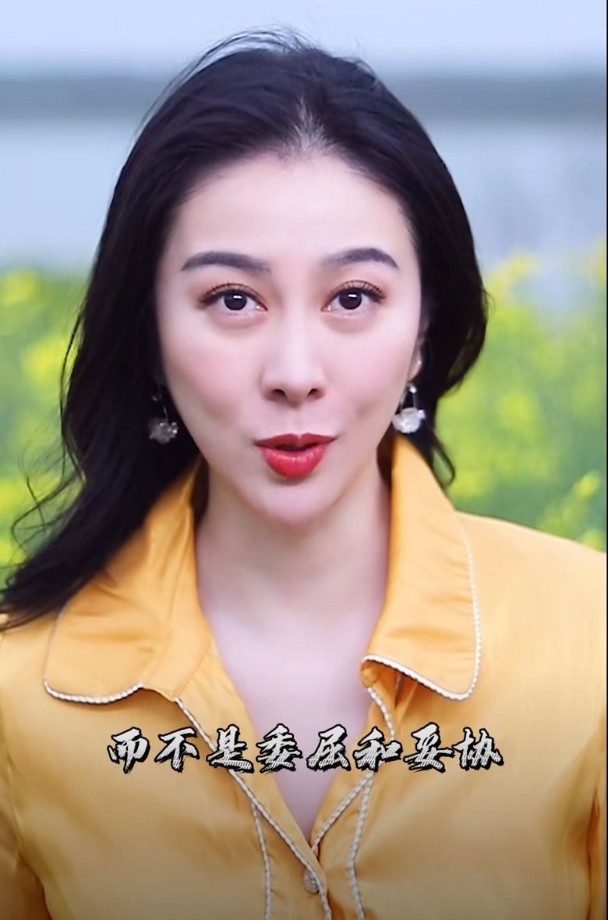 在最新的视频中,叶璇身穿橘色丝质上衣,梳着一头波浪卷发,打扮十分漂亮。