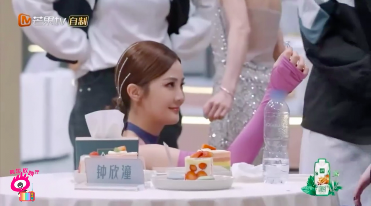 阿sa见状飞奔赶来,单膝跪地递上戒指~