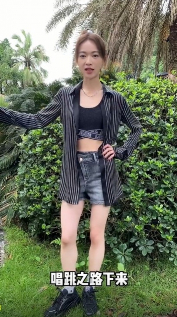 只见影片中的吴谨言，穿着性感的打底衫配着超短牛仔裤。