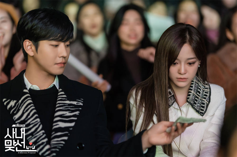 进而展开一段紧张、刺激的浪漫爱情喜剧。