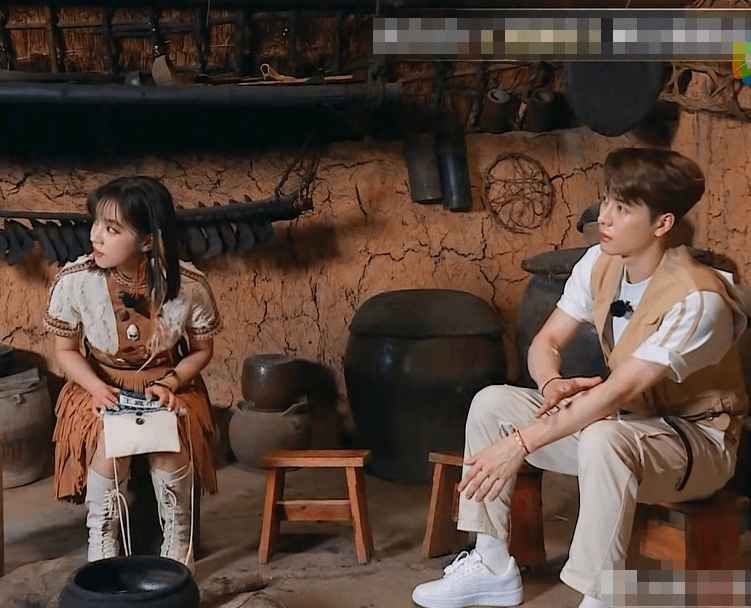 王嘉尔主动的拿自己的包包为宋雨琦挡腿。