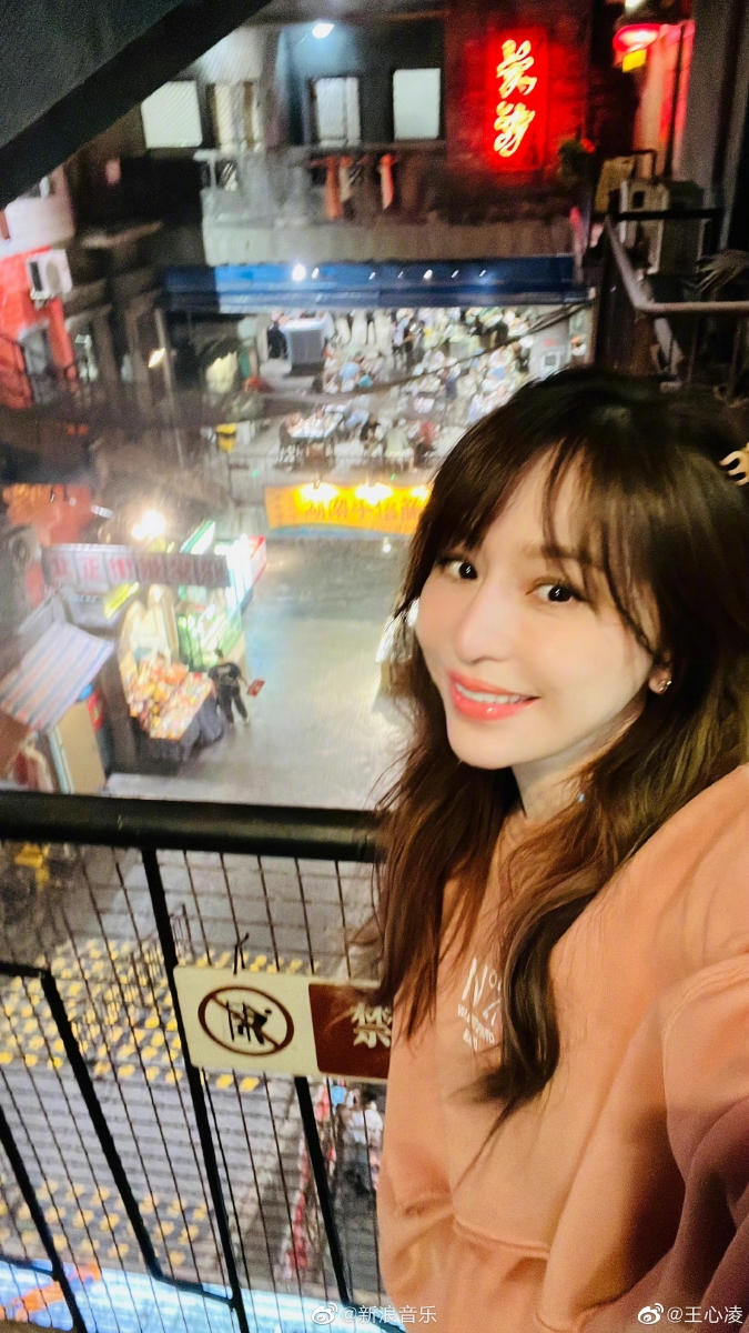 至于王心凌虽常被拍，都会面带笑容打招呼，在路上不会遮遮掩掩的。