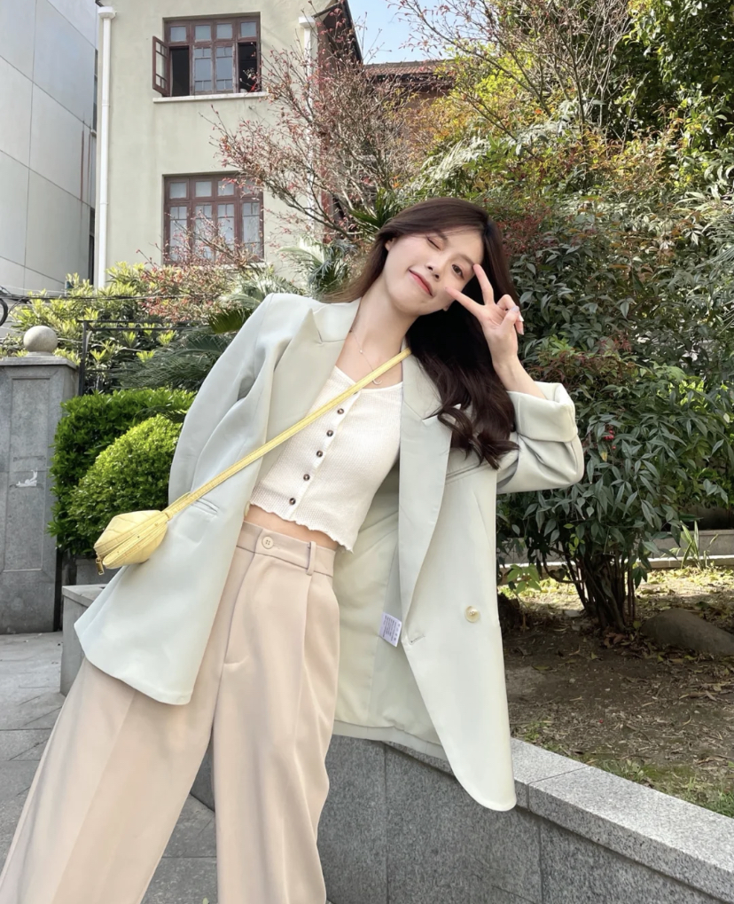 除了可以搭配比较正式的外套以外，雪纺上衣或衬衫等都很合适。