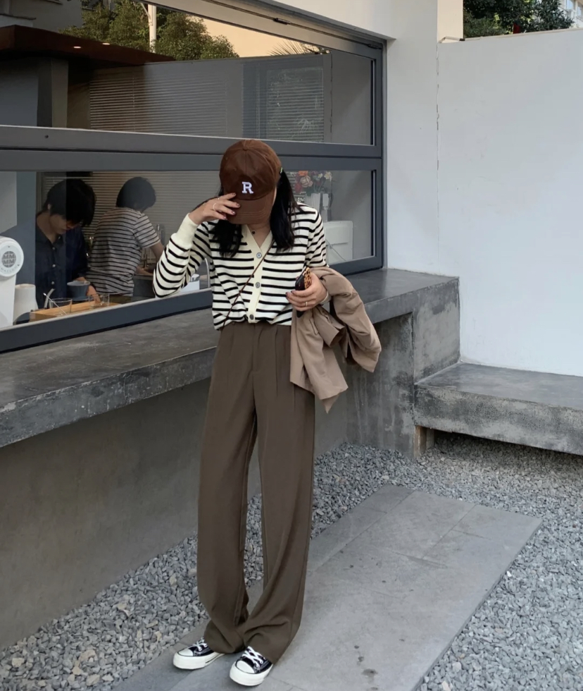 韩国小姐姐最喜欢的时尚穿搭中，真的很常见西装长裤的配搭！