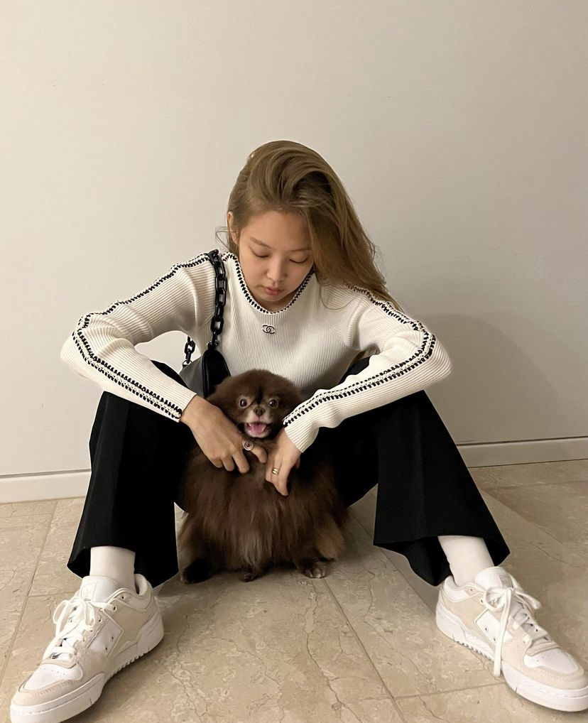 Jennie的搭配就是白色的小香长款针织衣,配上黑色的西装和Adidas球鞋,整个风格就非常有高级感!