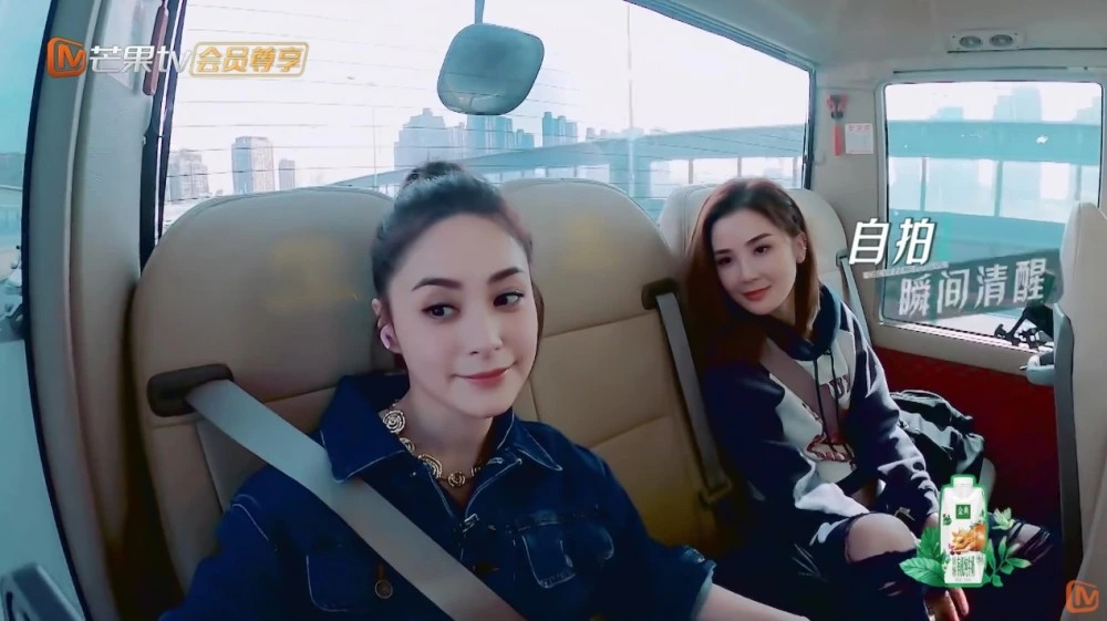 默契十足的两人也立马摆出同款Pose合照～