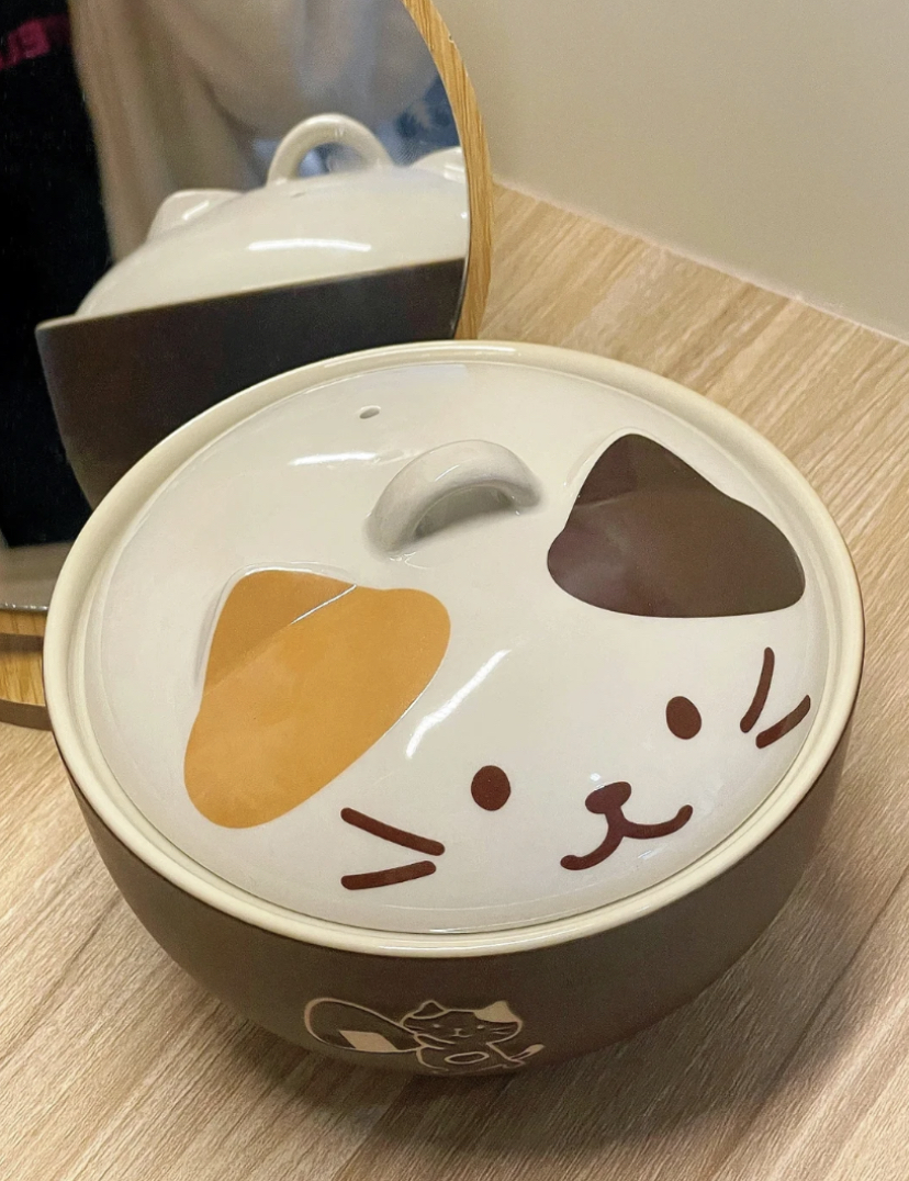 盖子就是猫咪的大头非常可爱，碗上也有猫咪设计的小雕刻，软萌可爱的外表绝对正中无数少女的心！