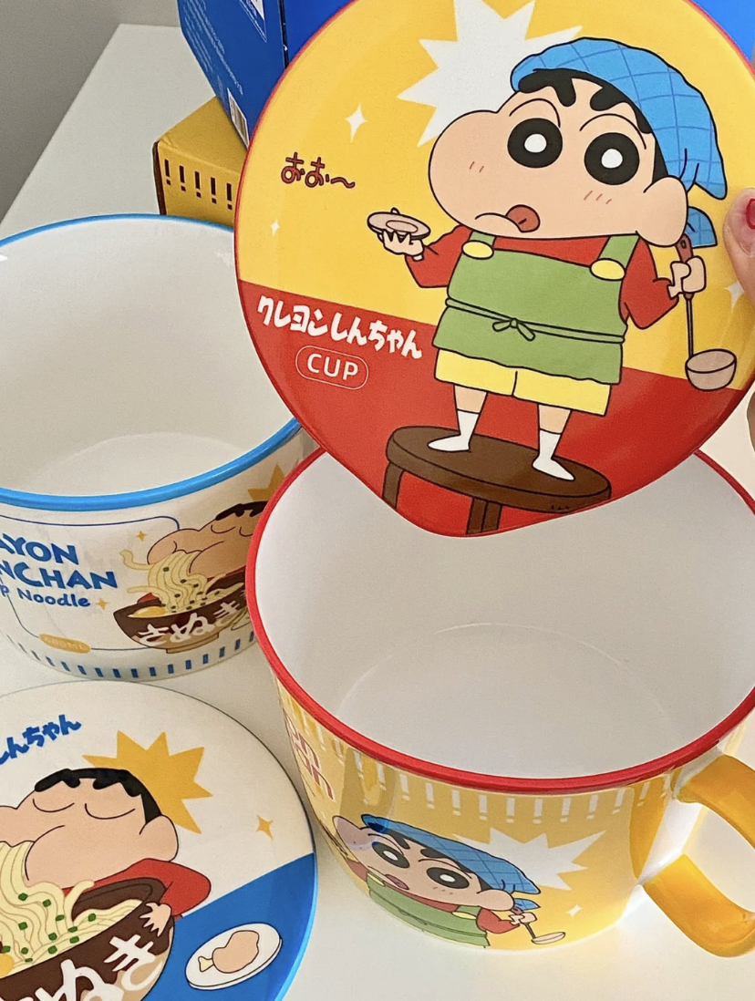 这个碗还带有手柄和盖子非常方便，而且还是陶瓷的质地很受热，用它吃面真的童心满满的！