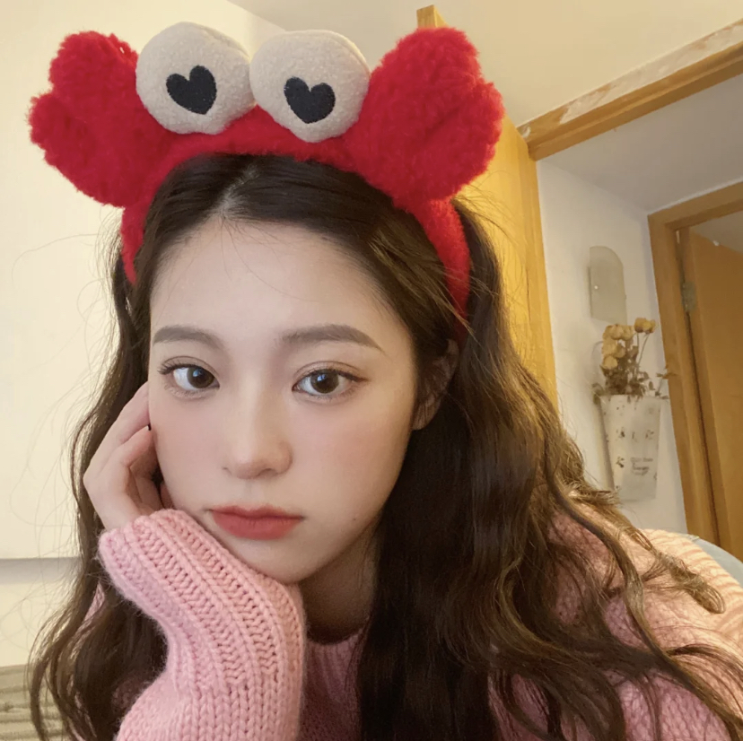 赵露思在剧中佩戴过的可爱发饰,稍微有点大个摸起来也是毛绒绒的,带着拍照会特别显脸小哦!