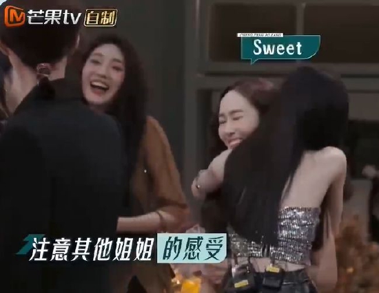 但是害怕对方无聊,之后还送上暖心拥抱,让网友们直呼好有爱!
