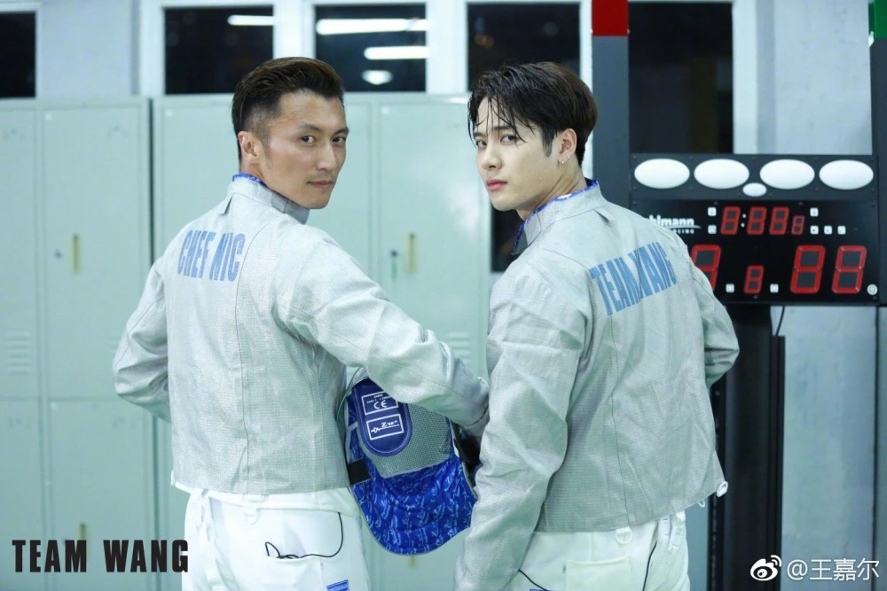 楼主就发了一张王嘉尔和谢霆锋的合照，并指「谢霆锋身高174 王嘉尔170」瞬间引发网民议论！