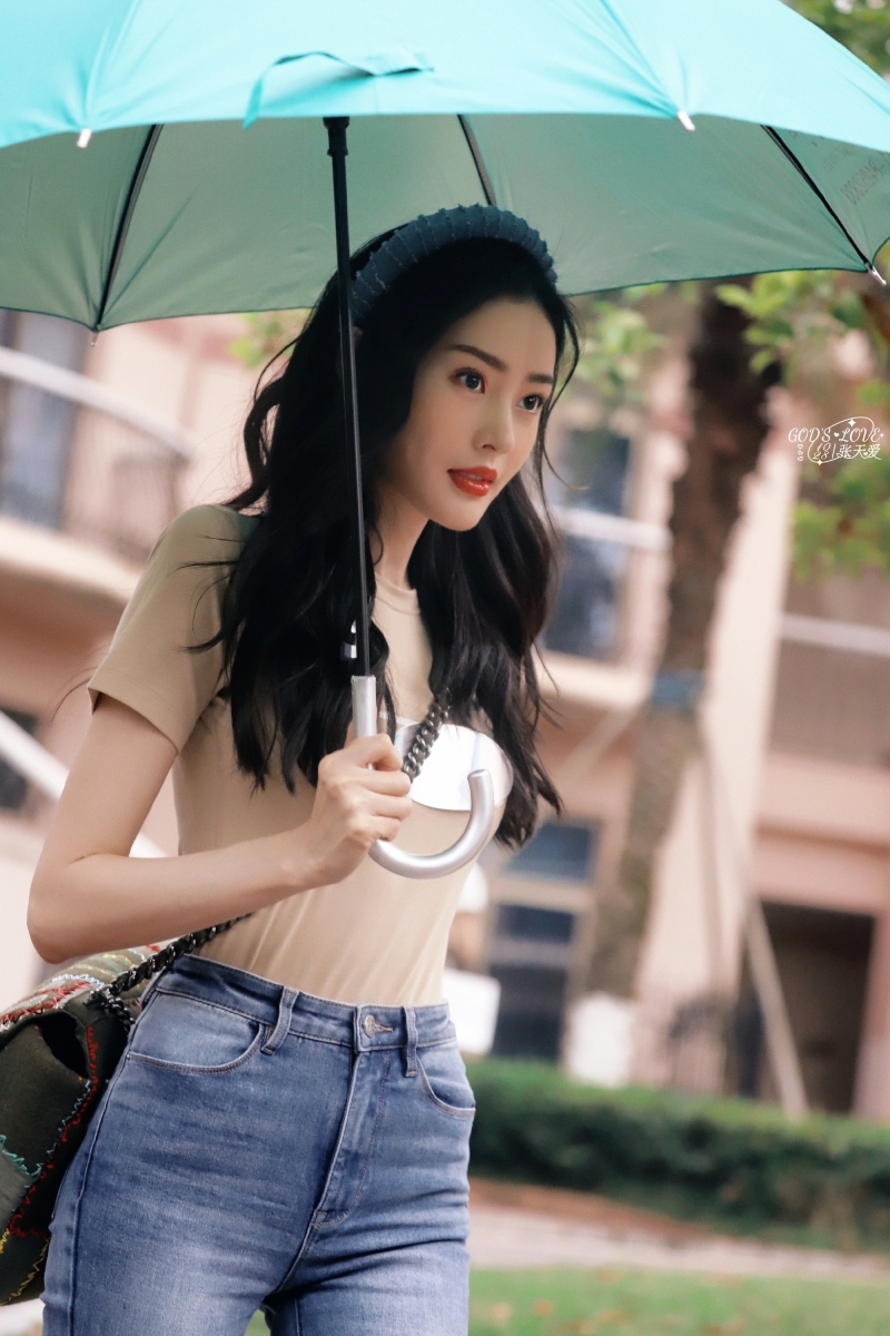 为了当上演员她曾一个月跑了50个剧组,递出去50份简历,但都没得到任何回复,张天爱因此获得了“张天忍”的外号。