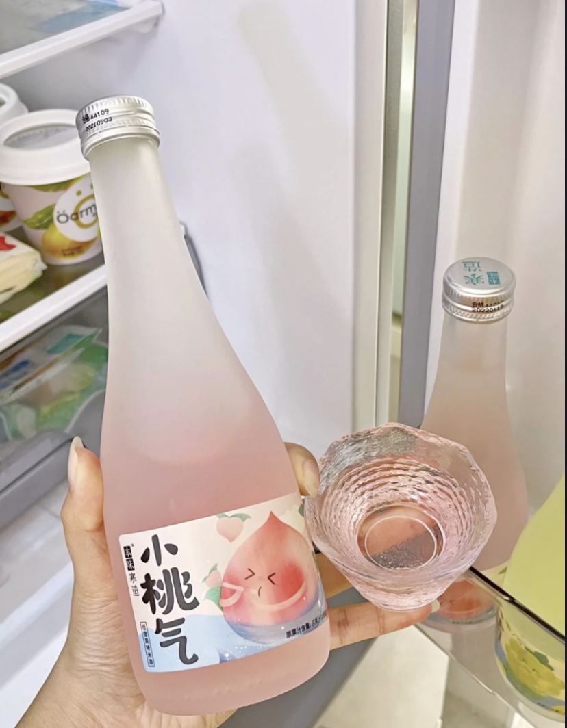 拥有非常浓郁的水蜜桃香味,就连果酒都是粉嫩嫩的非常有少女心呢!