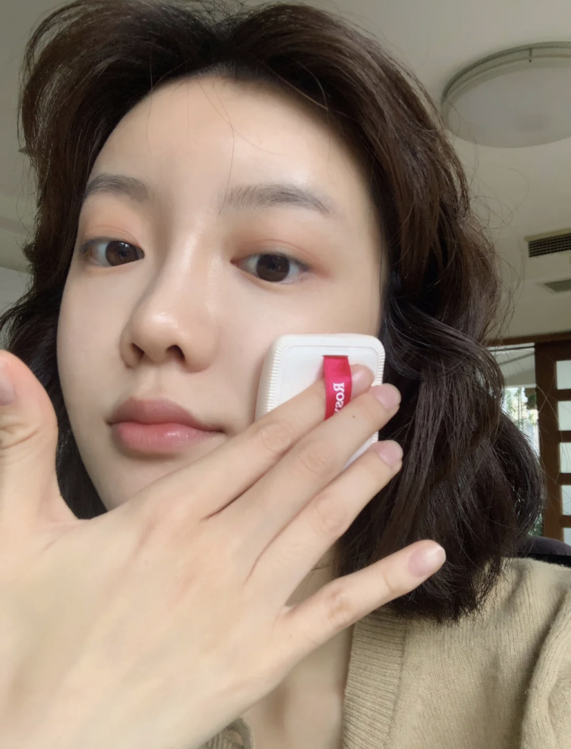 上底妆后用散粉可定妆和控油、修饰毛孔,这时候可以少量多次使用避免厚重卡粉