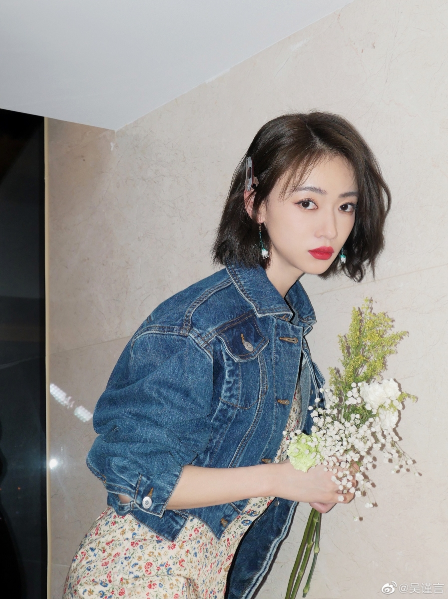 只有吴谨言不敢多吃，只吃了一点点面包。