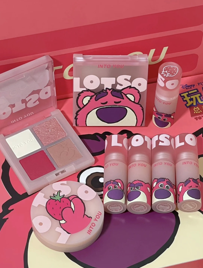 一整个粉嫩嫩的还有可爱的草莓熊,眼影盘和唇泥还有非常好看的限定新色号~
