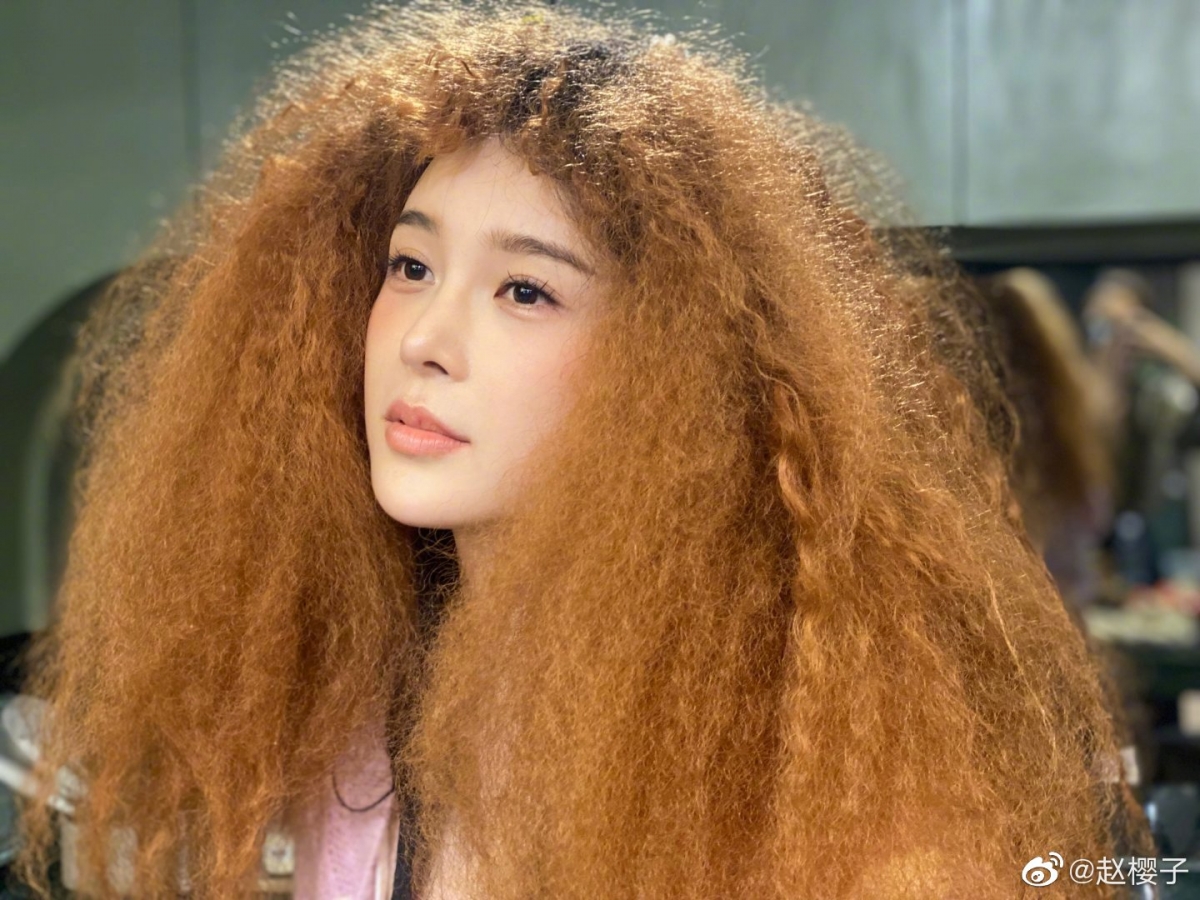 上过的文娱榜单数量是14次,5次是文娱榜单第一!可见她的“人气火爆”。