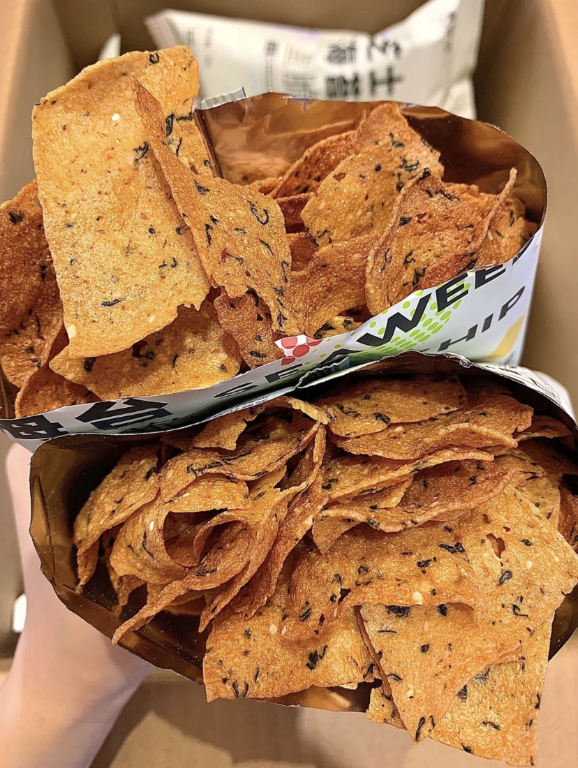 拥有多种不同口味的薯片选择,尤其是芝士和海苔口味的人气最高!