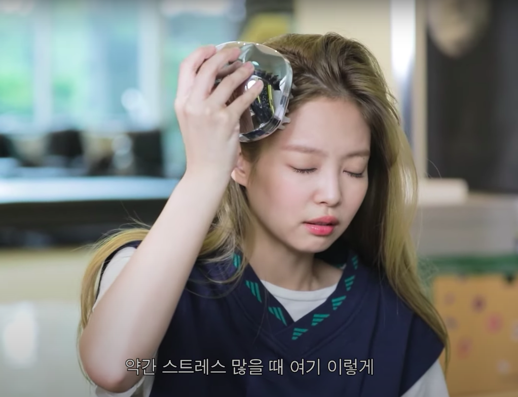 她在睡前习惯用头皮按摩仪,按摩头皮促进血液循环让头发生长更快!