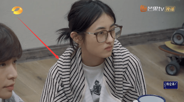 再加上妹妹当天开始其实穿的是一件白色的T恤，后面才穿上了外套，这才导致了网友认错。