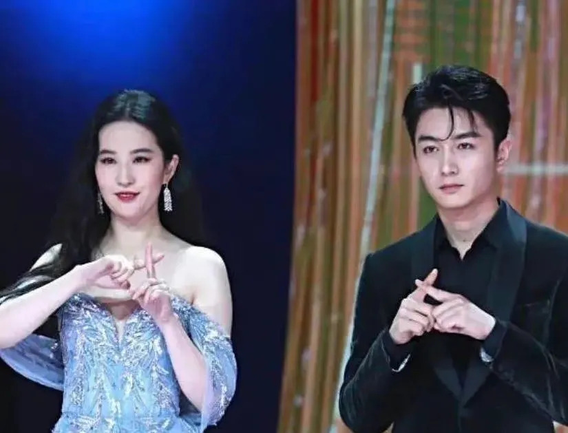 吐槽他臭想摆给谁看,不想宣传的话就不要出席就好了。