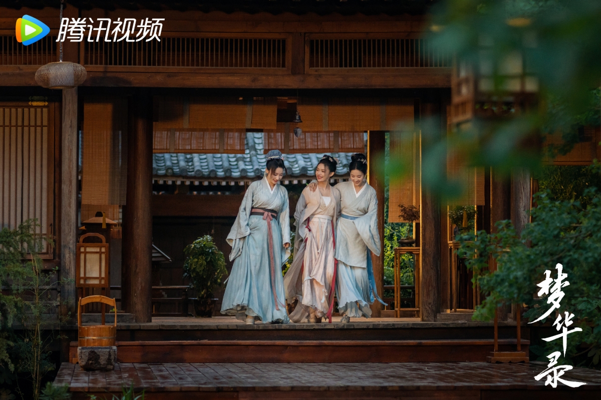 编剧把「girls help girls」的理念贯彻到了每一个女性角色身上。
