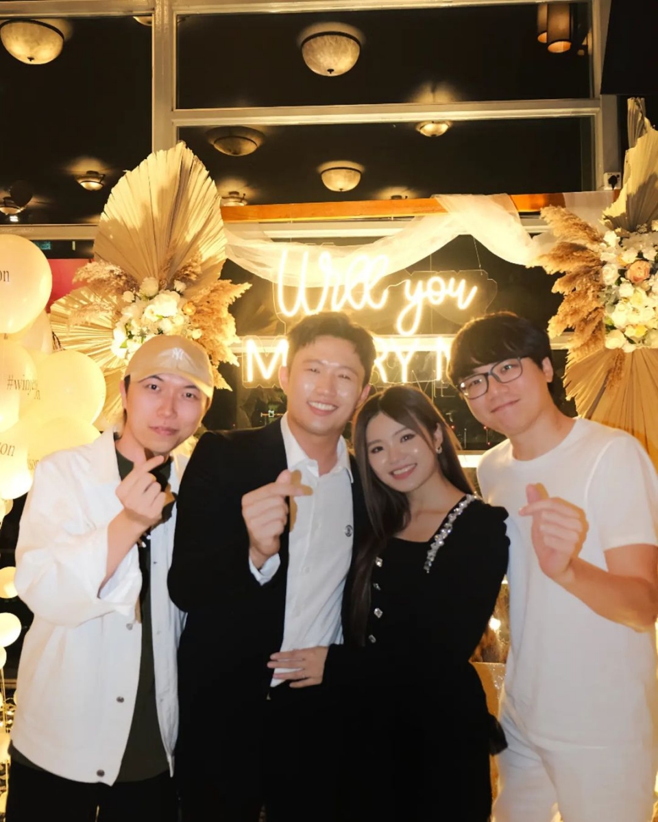 近期出席朋友的婚礼再也没有携女伴一起出席