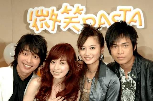 随着王心凌翻红,2006年播出的《微笑PASTA》也让全网陷入“回忆杀”,而有剧组也看准“热度”决定翻拍!