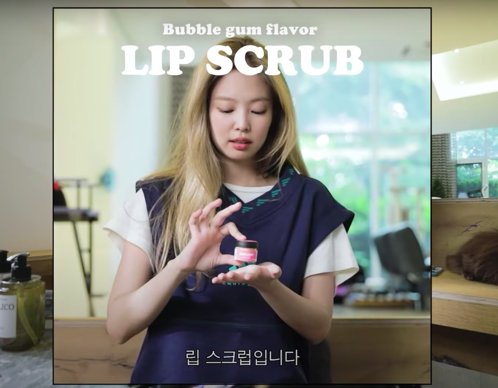 她习惯使用LUSH的唇部磨砂膏,去除角质和残留的化妆品,还能让嘴唇变得更嫩嘟嘟!