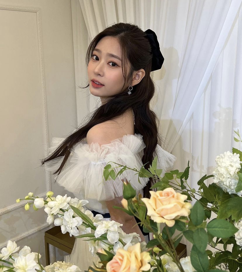 以IZ*ONE女团出道的金珉周展开了演技活动,还是新人演员的她也收到了出演邀约