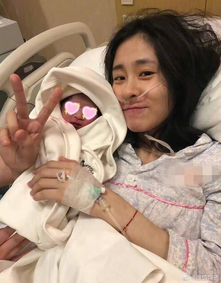 好友晒张碧晨的产房照替她洗白