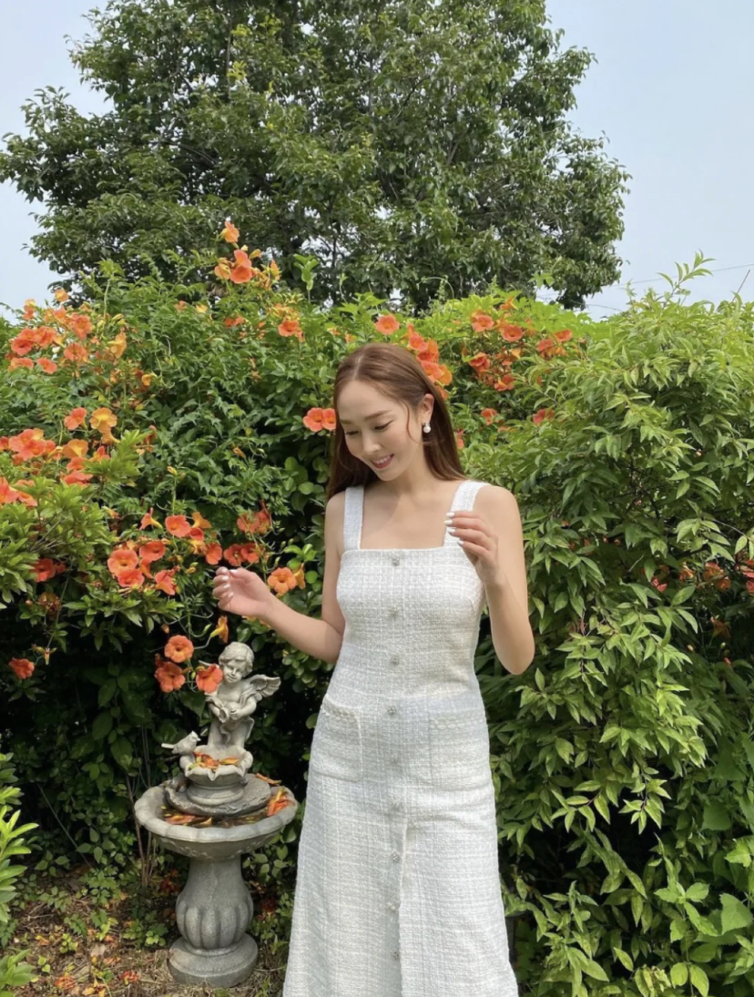 温柔气质的连衣裙，对小个子女生来说特别友好，可以很好的修饰身材比例！