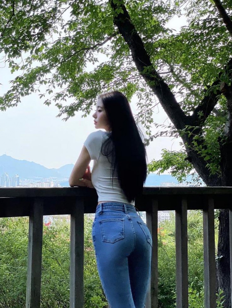 附上了一张身穿白色T恤和蓝色牛仔裤地侧背照。