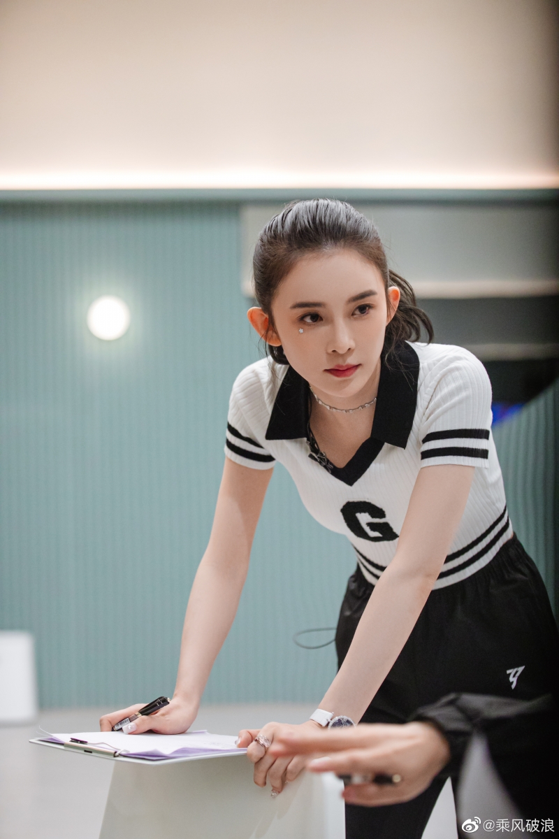 有穿搭博主扒出了赵樱子手上的手表，价位也成为了不少人热议的焦点！